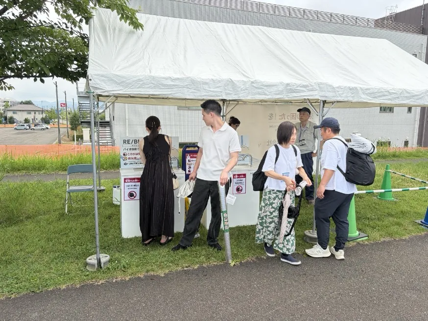 会場で水再生シンクを利用する人々
